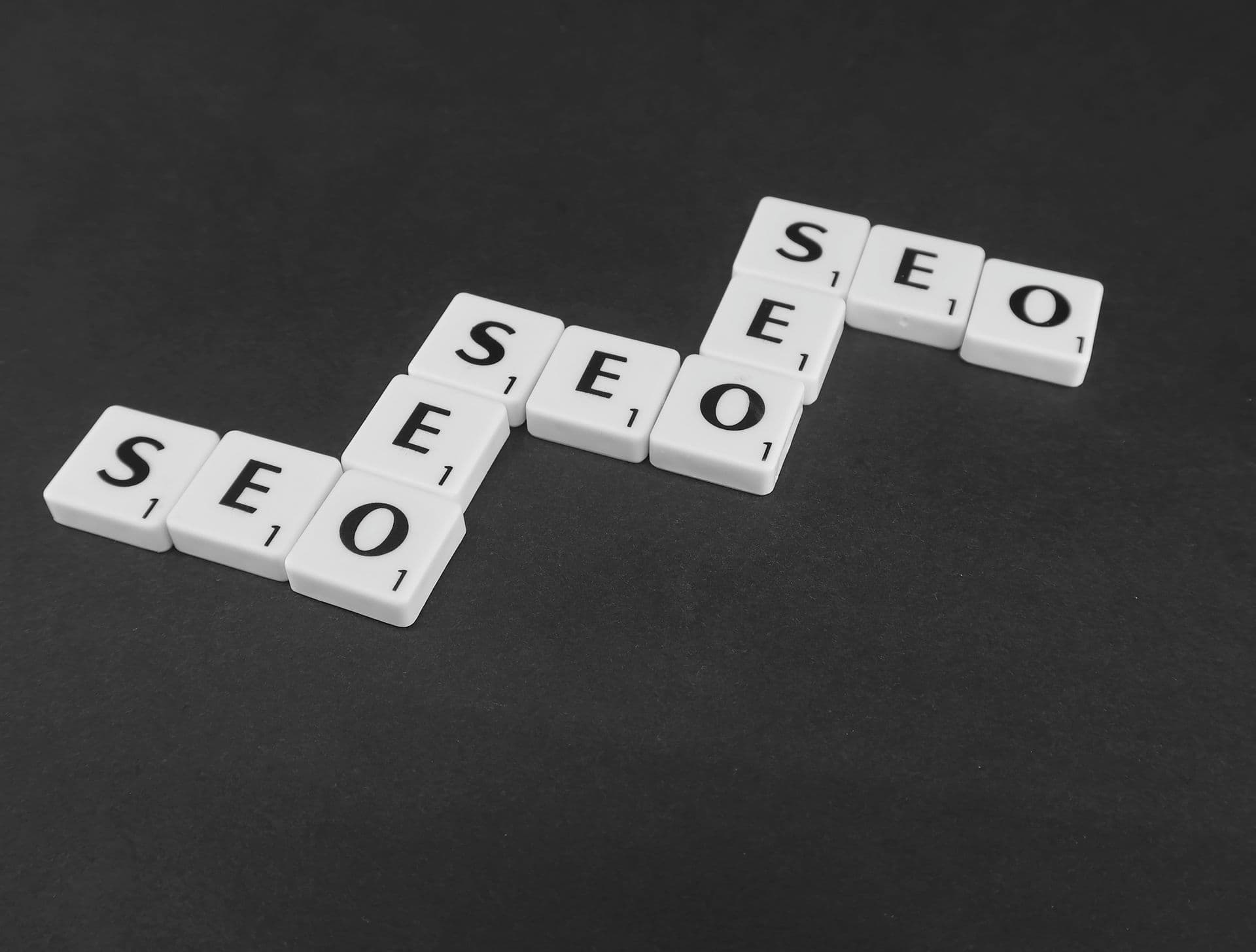 Abstrakte digitale Linien und Datenstruktur für SEO Sichtbarkeit